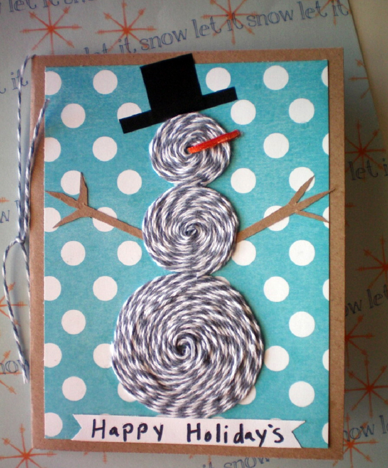 Сделать снеговичка из ниточек очень просто: на скрап-бумаге нарисовать эскиз, промазать его клеем и уложить ниточки, начиная с серединки Сделать снеговичка из ниточек очень просто: на скрап-бумаге нарисовать эскиз, промазать его клеем и уложить ниточки, начиная с серединки