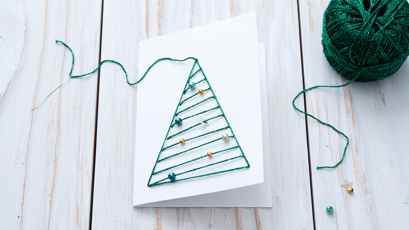 В такой поделке ёлочка по основным линиям прошивается иголкой с зеленой ниткой. Одновременно на веточки пришиваются бусинки В такой поделке ёлочка по основным линиям прошивается иголкой с зеленой ниткой. Одновременно на веточки пришиваются бусинки