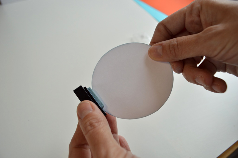 На белом картоне обвести круглый предмет, вырезать его и затонировать края штемпельной подушечкой. Аналогичным образом сделать еще 2 заготовки, каждая меньше предыдущей на 0,5 см На белом картоне обвести круглый предмет, вырезать его и затонировать края штемпельной подушечкой. Аналогичным образом сделать еще 2 заготовки, каждая меньше предыдущей на 0,5 см