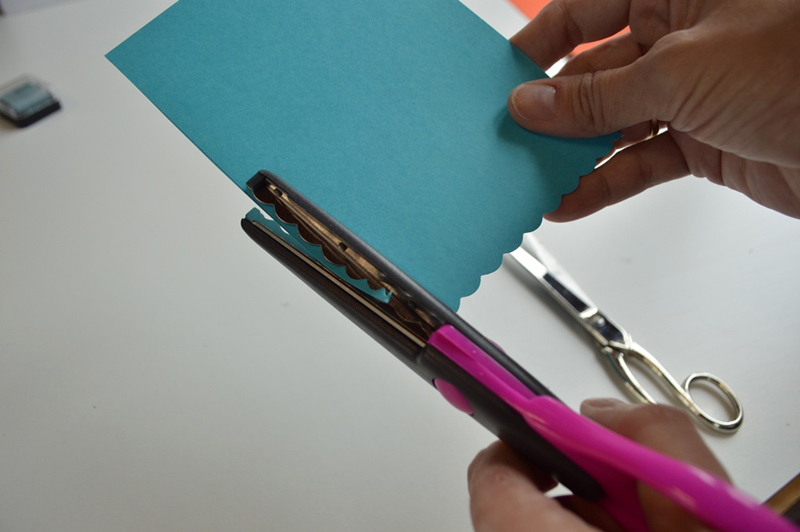 Обрезать карая голубого картона фигурными ножницами Обрезать карая голубого картона фигурными ножницами