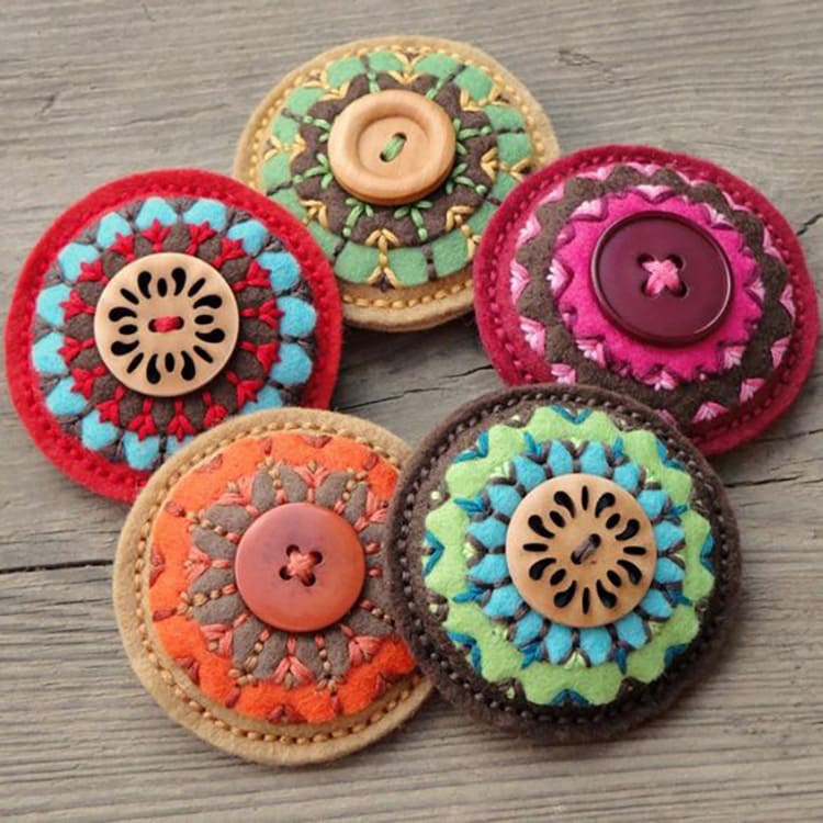 Сложноватые в создании брошки получаются удивительно красивыми. В помощь берут и клеевой пистолет, и швейную машинку, и разные нитки с пуговицами.