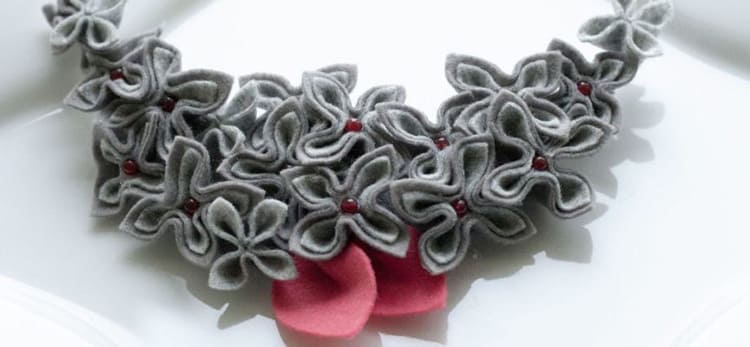 Из одинаковых элементов-цветков собирается красивое колье.