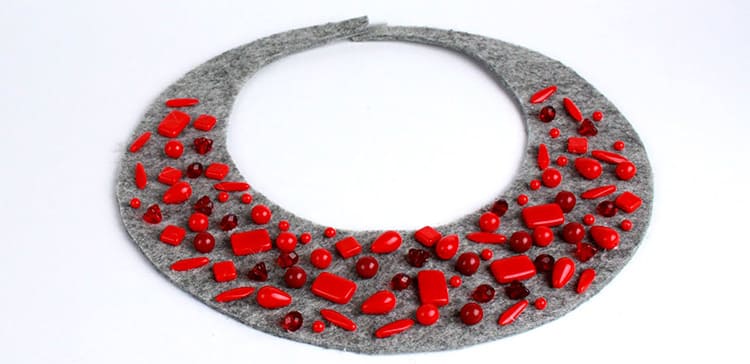 К основе пришивают бусины разной формы, на кончики приклеивают застёжки, и колье готово.