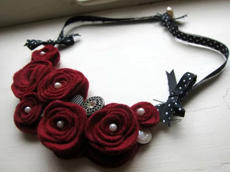 Из половинок окружностей собирают розы, а горячий клей склеит все элементы между собой на основу.