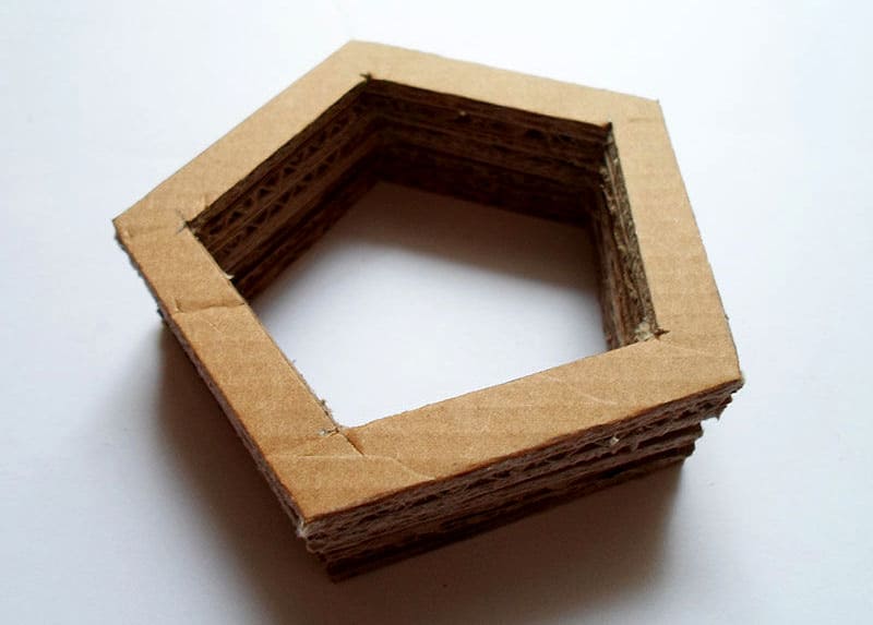 Для вырезания лучше использовать канцелярский нож Для вырезания лучше использовать канцелярский нож