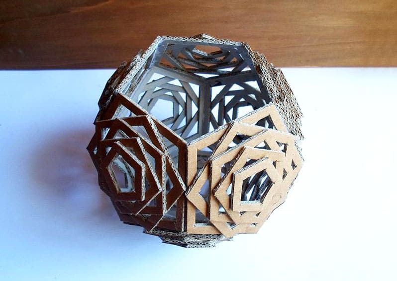 Детали нужно приподнимать, чтобы получилась форма вазы Детали нужно приподнимать, чтобы получилась форма вазы