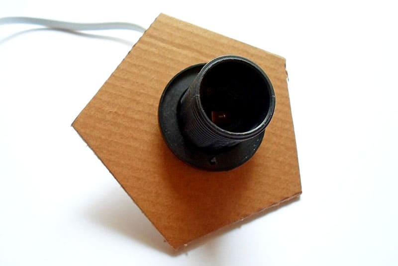 Вставить патрон в основу, для кабеля также понадобится надрез в основании Вставить патрон в основу, для кабеля также понадобится надрез в основании