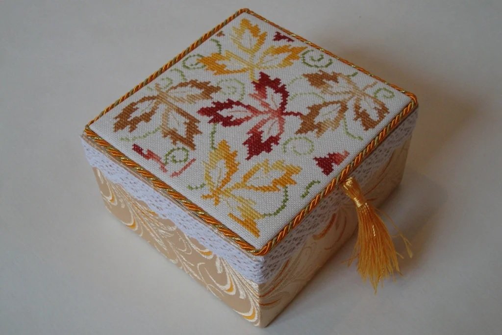 Ткань на шкатулке