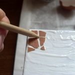 Наносим клей и прикладываем скорлупу