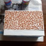 Острой палочкой раздвигаем скорлупу для формирования мозаики