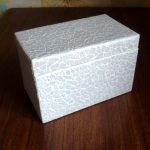 Красим белой краской и обклеиваем узорами из салфеток