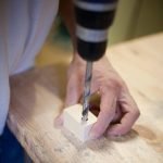 В брусках сверлим отверстия