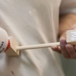 Затем наносим клей на заготовку