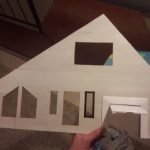 Вырезаем окошки и делаем ворота из люка для ванной