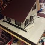 В виде черепицы на крышу клеим наждачную бумагу