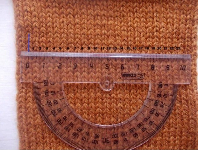 связать манишку для женщины спицами