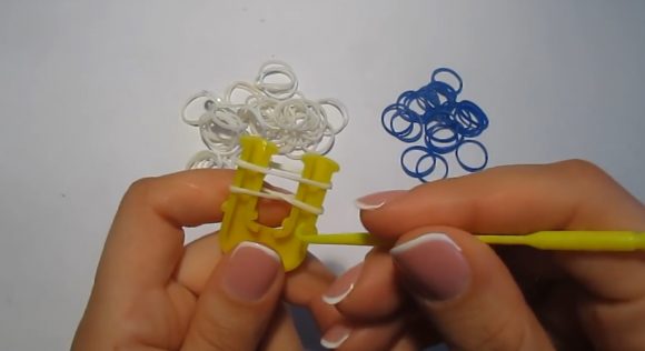 Белые резинки на жёлтой рогатке