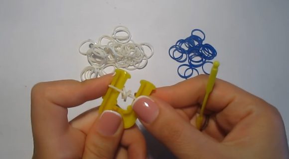 Белые резинки на рогатке