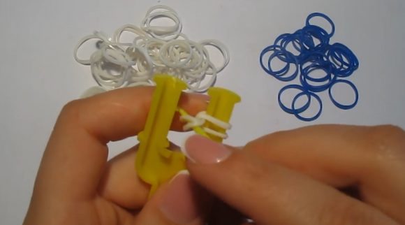 Начало плетения браслета «Паучок» на рогатке