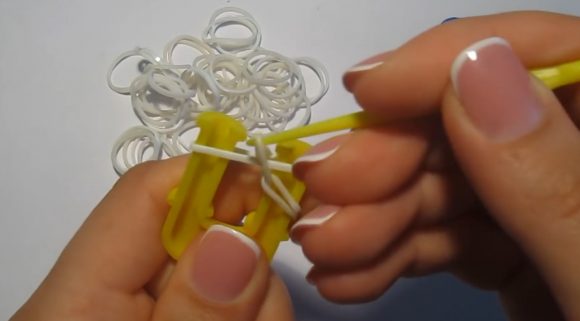 Начало плетения браслета «Паучок» на жёлтой рогатке