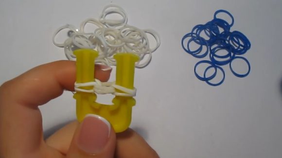 Начало плетения браслета «Паучок» из резинок