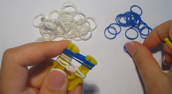 Белые и синие резинки на рогатке