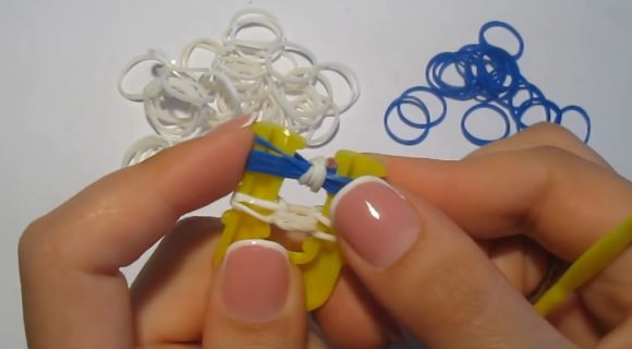 Белые и синие резинки на жёлтой рогатке