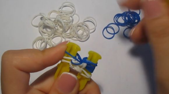 Плетение паучка в браслете из резинок