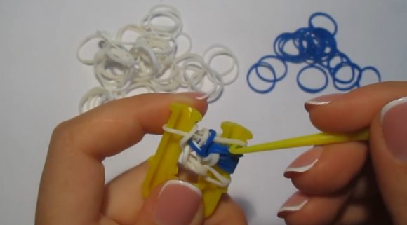 Плетение браслета из белых и синих резинок