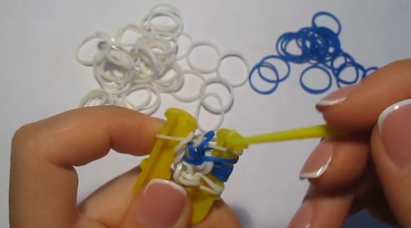 Плетение браслета из синих и белых резинок