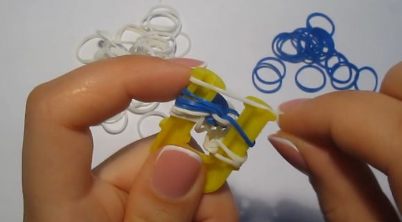 Процесс плетения браслета «Паучок»