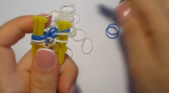 Процесс плетения браслета «Паучок» из резинок