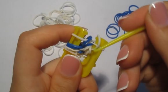 Процесс плетения браслета «Паучок» из резинок на рогатке