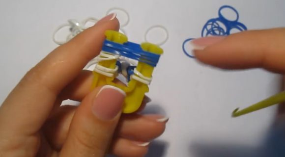 Процесс плетения браслета «Паучок» на жёлтой рогатке