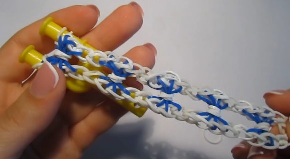 Браслет «Паучок» из белых и синих резинок