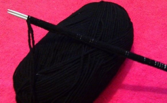 Мужская шапка спицами (110 фото): схемы с описанием и пошаговыми инструкциями