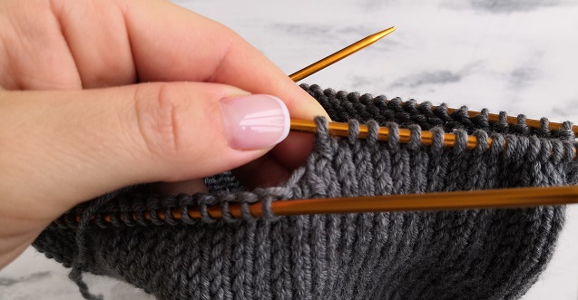 Мужская шапка спицами (110 фото): схемы с описанием и пошаговыми инструкциями