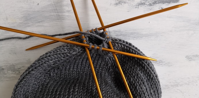 Мужская шапка спицами (110 фото): схемы с описанием и пошаговыми инструкциями