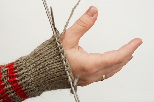 Мужские варежки спицами - 10 лучших мк пошагово