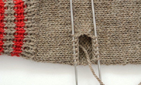 Мужские варежки спицами - 10 лучших мк пошагово