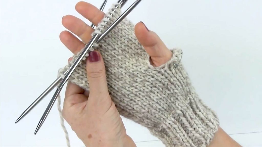 Мужские варежки спицами - 10 лучших мк пошагово