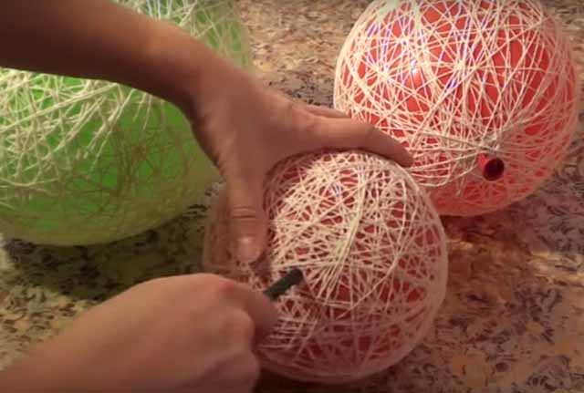 protykaem shar tupym predmetom