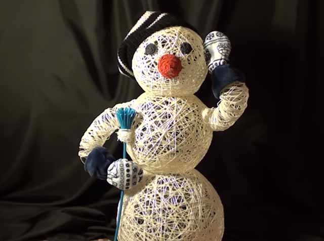 snegovik iz nitok i kleya