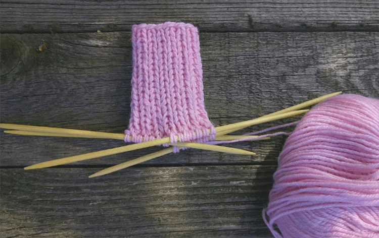 Пинетки для новорожденных малышей спицами: что можно связать для первой обуви малышам Пинетки для новорожденных малышей спицами: что можно связать для первой обуви малышам pinetki spicami s opisaniem i skhemami 33