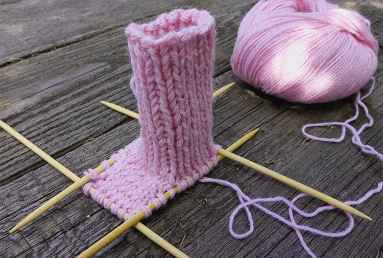 Пинетки для новорожденных малышей спицами: что можно связать для первой обуви малышам Пинетки для новорожденных малышей спицами: что можно связать для первой обуви малышам pinetki spicami s opisaniem i skhemami 34