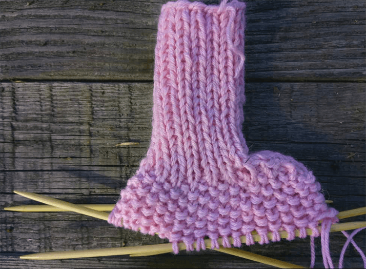 Пинетки для новорожденных малышей спицами: что можно связать для первой обуви малышам Пинетки для новорожденных малышей спицами: что можно связать для первой обуви малышам pinetki spicami s opisaniem i skhemami 35