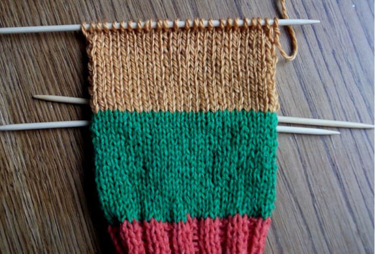 Как связать красивые носки спицами: варианты вязания на 2х и 5ти спицах Как связать красивые носки спицами: варианты вязания на 2х и 5ти спицах kak svyazat noski 30