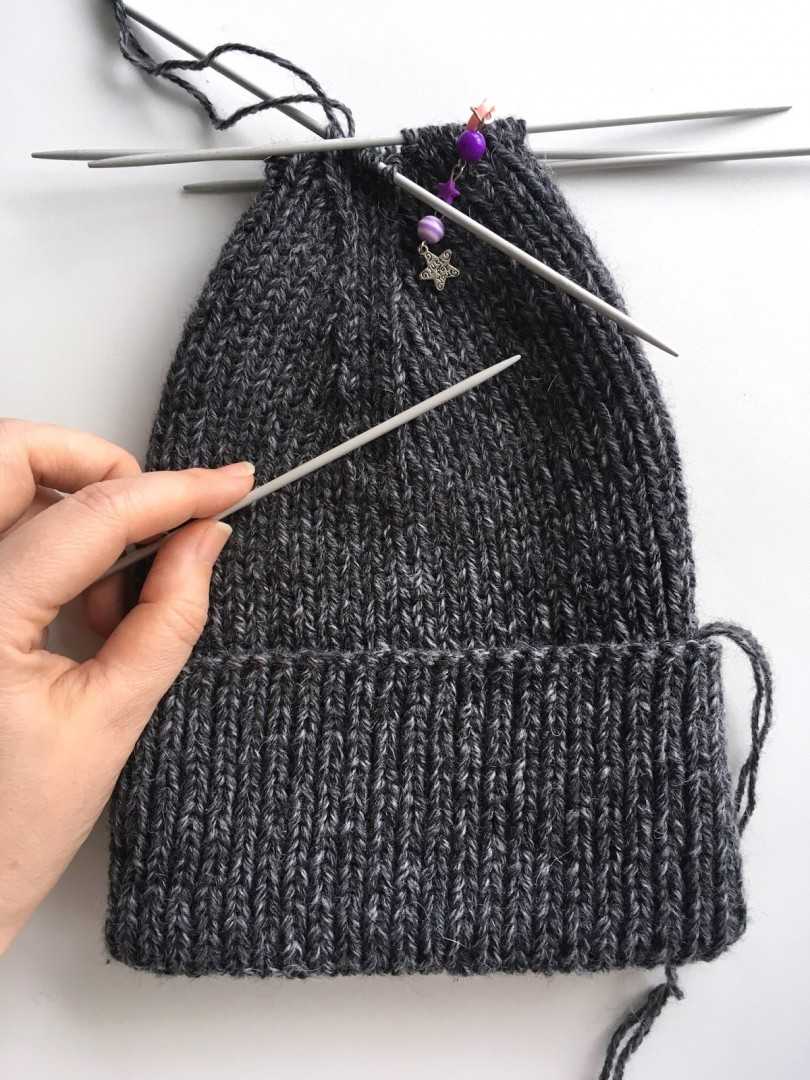 Мужская шапка спицами (110 фото): схемы с описанием и пошаговыми инструкциями