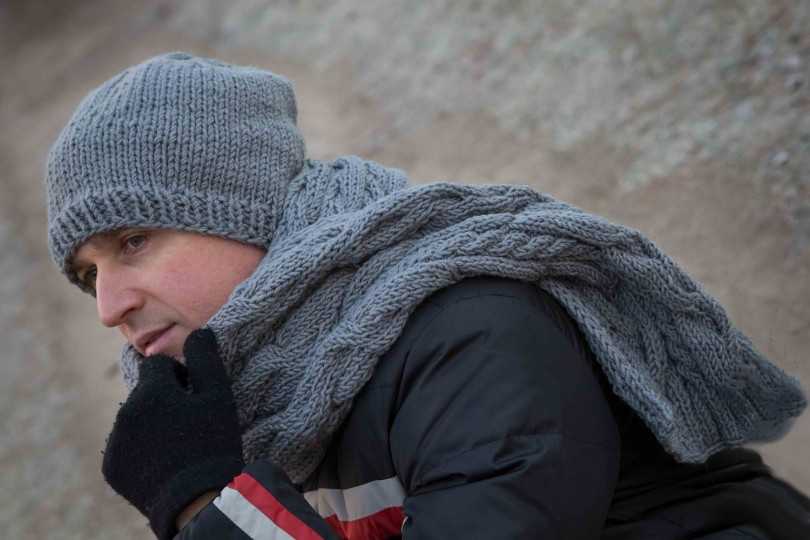 Мужская шапка спицами (110 фото): схемы с описанием и пошаговыми инструкциями