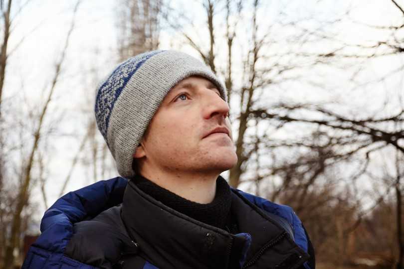 Мужская шапка спицами (110 фото): схемы с описанием и пошаговыми инструкциями